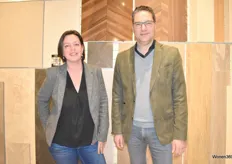 Jacinta Busschers en Gerrit-Jan Schreurs van Tegelzone; gespecialiseerd in keramische wand- en vloertegels, glas- en marmermozaïek, lerenwand- en vloertegels, composieten en natuursteen.